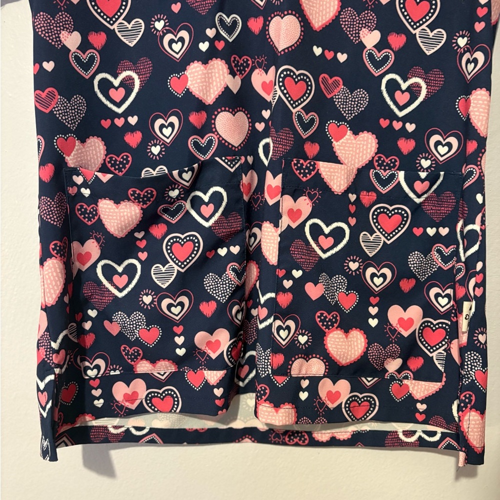 Heart Pattern Scrub Top - Picture 3 of 4